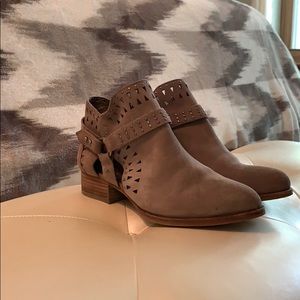 Vince Camuto Size 7-1/2 Booties